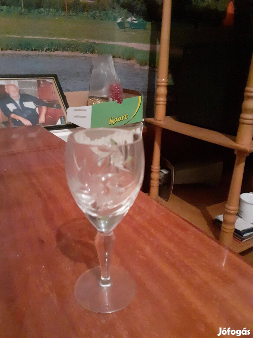 Régi csiszolt üveg talpas boros pohár