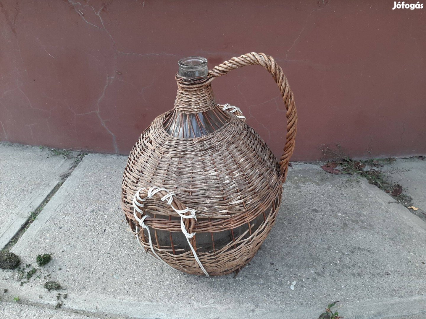 Régi demizson vesszőkötéssel