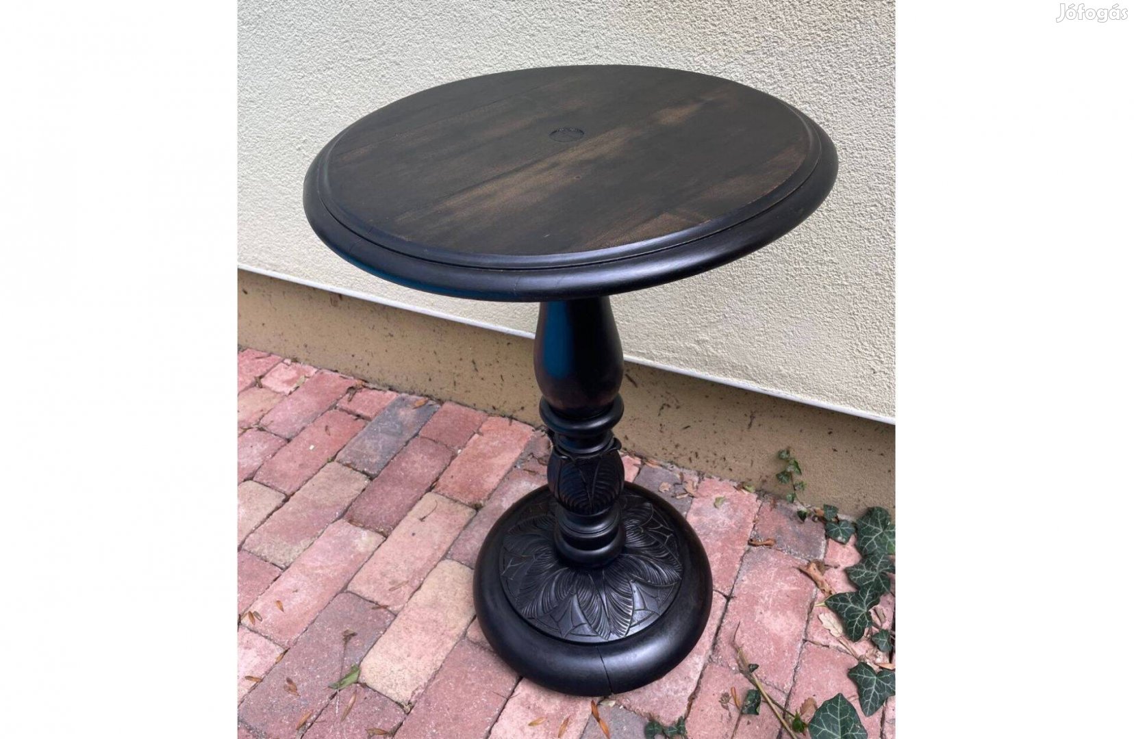 Régi ébenfekete kör alakú dohányzó asztal lerakó faragott lábú