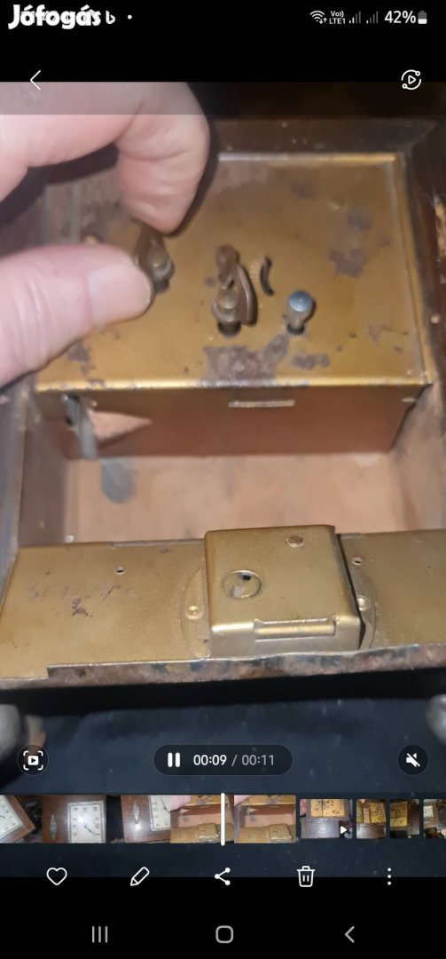 Regi ebresztő rejtett széffel