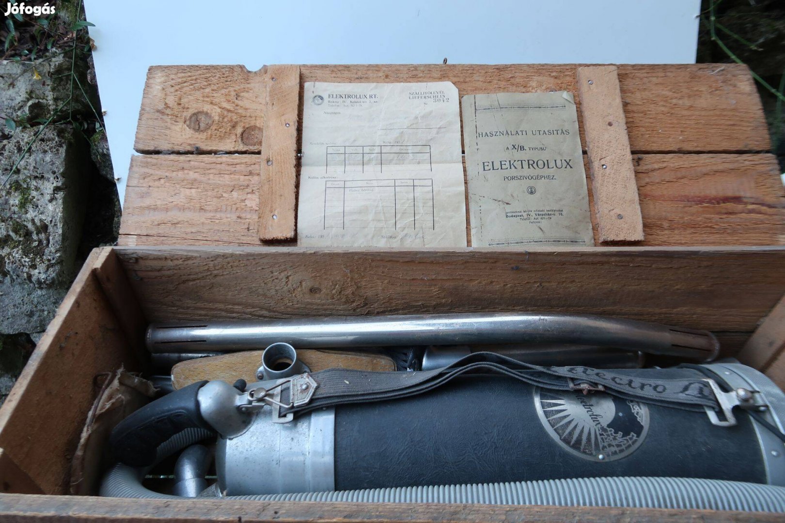Régi elektrolux porszivó 1934-ből dobozában papirokkal