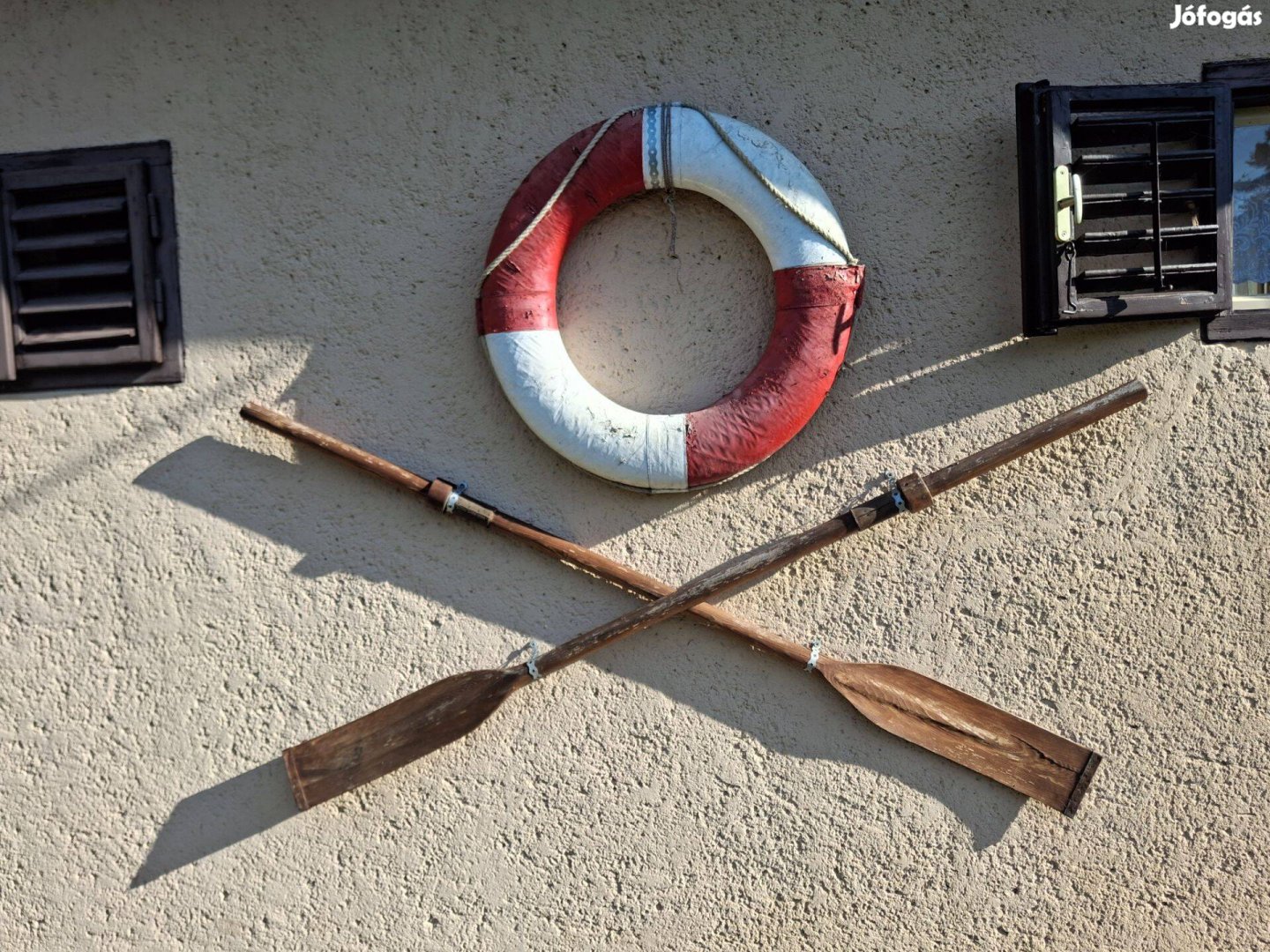 Régi evezők és mentőgyűrű