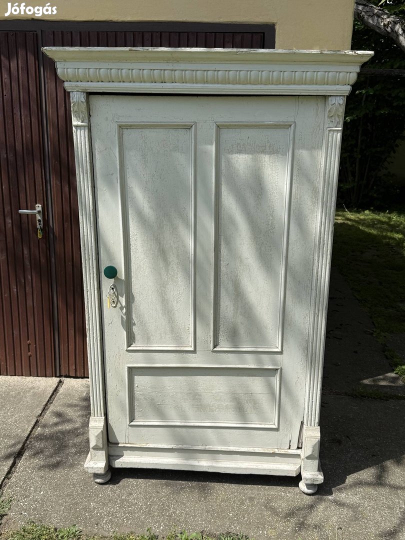 Régi fehér festett ónémet szekrény