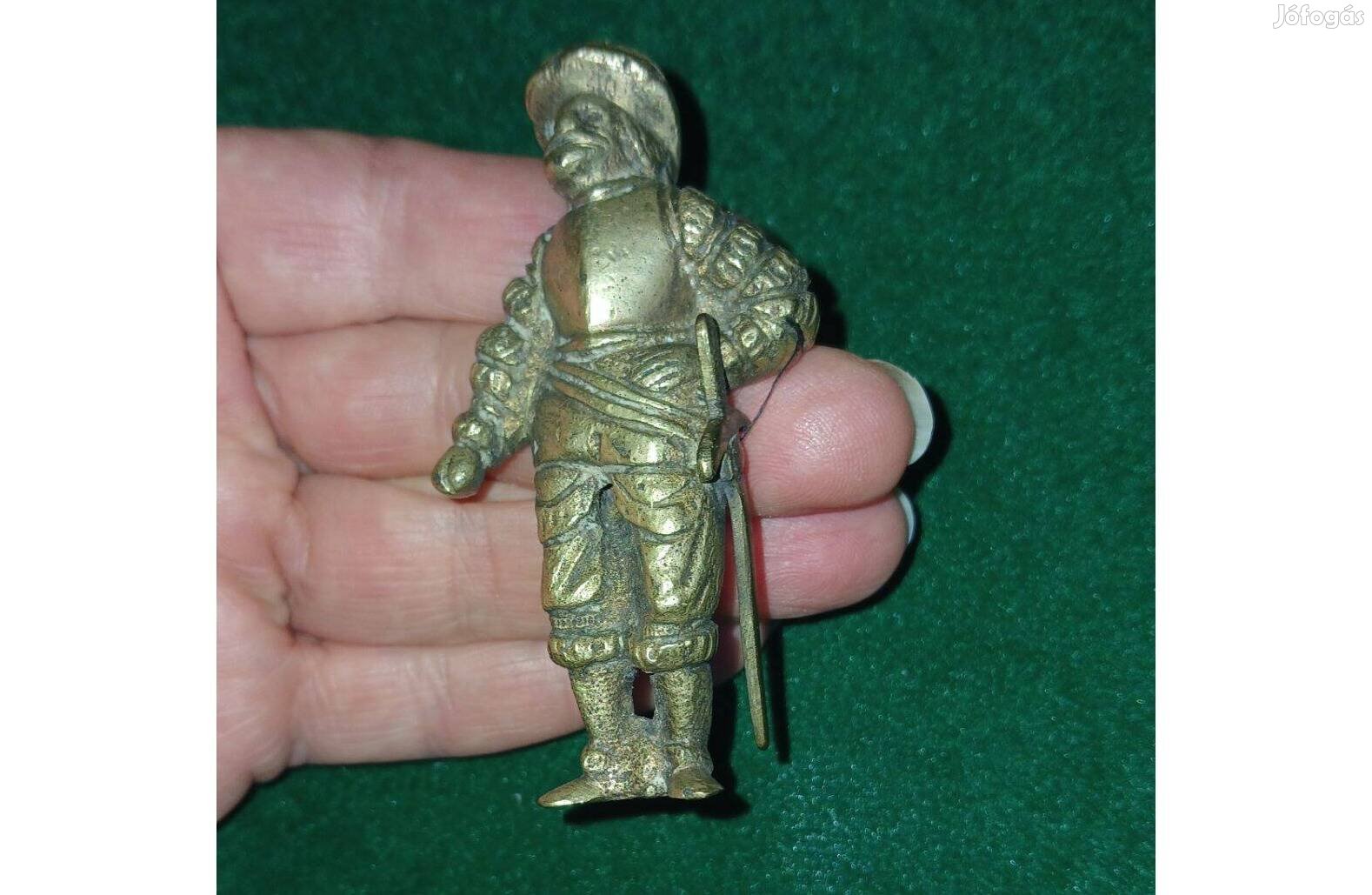 Régi fém lovag figura