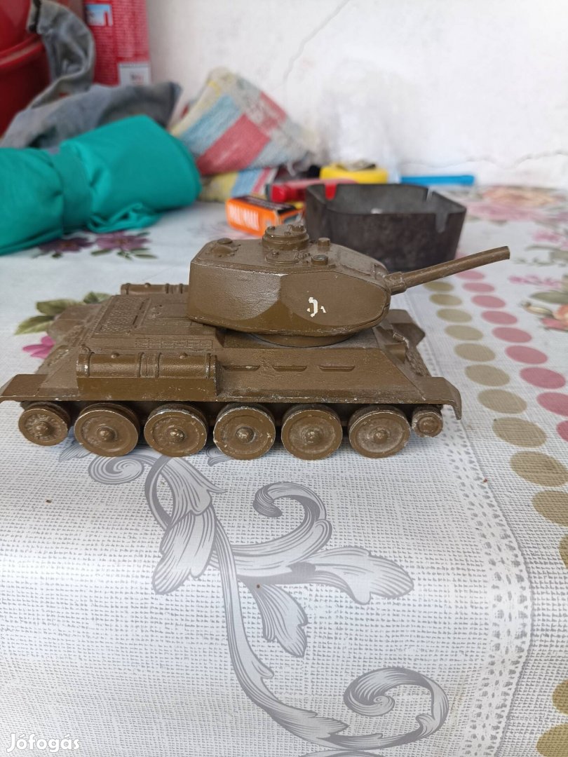 Régi fém orosz tankok 