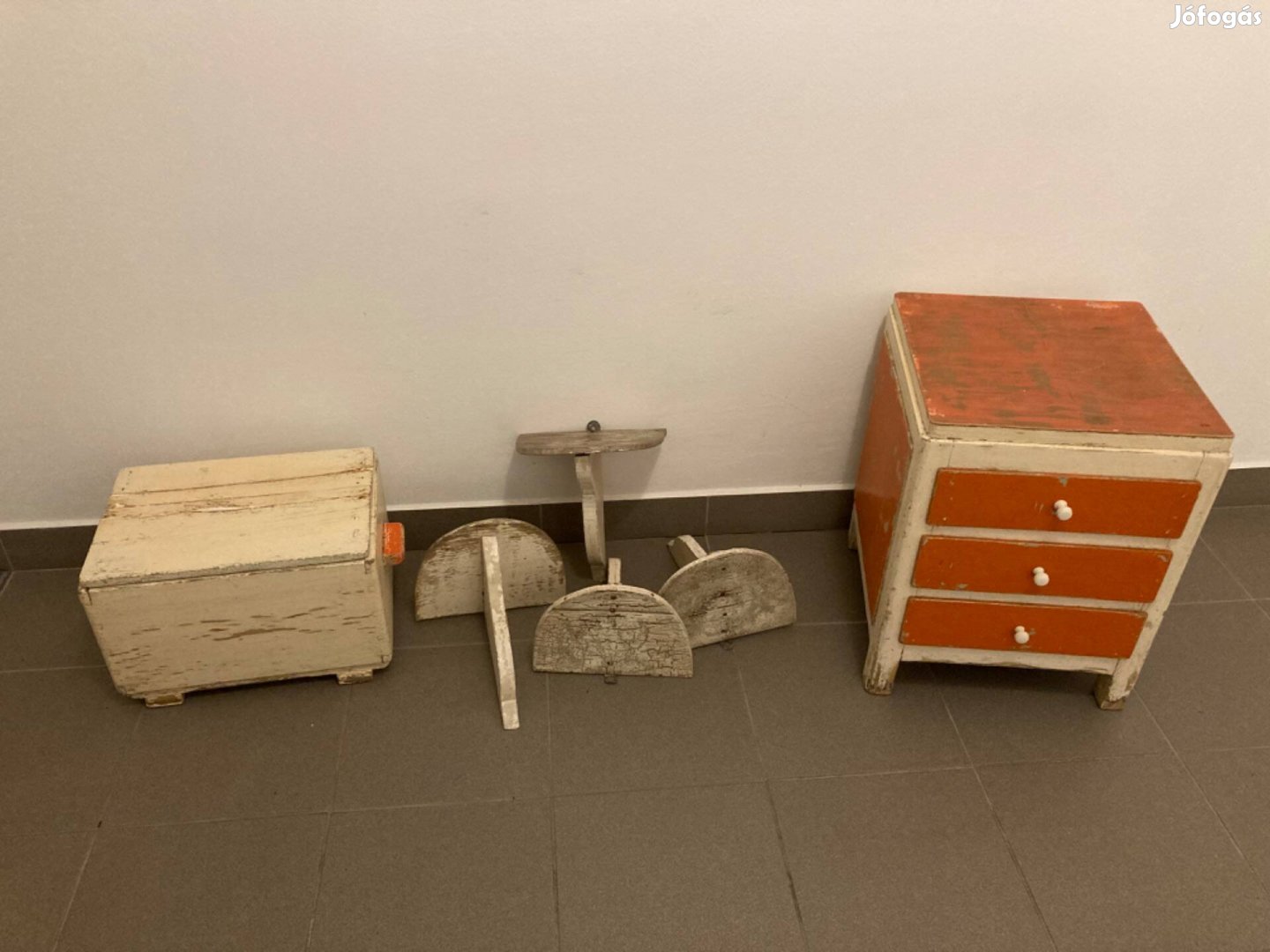 Régi fenyő láda, virágtartó, retró komód