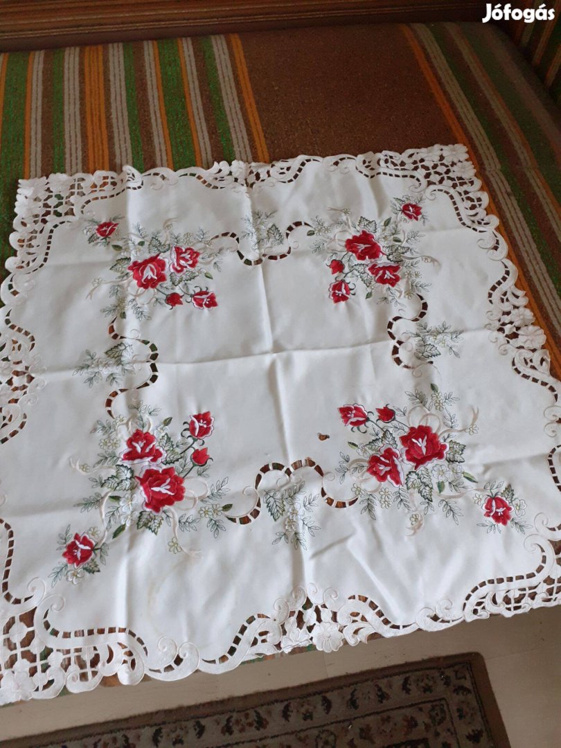 Régi gazdagon hímzett riselt azsúrozott ünnepi terítő 85x80cm