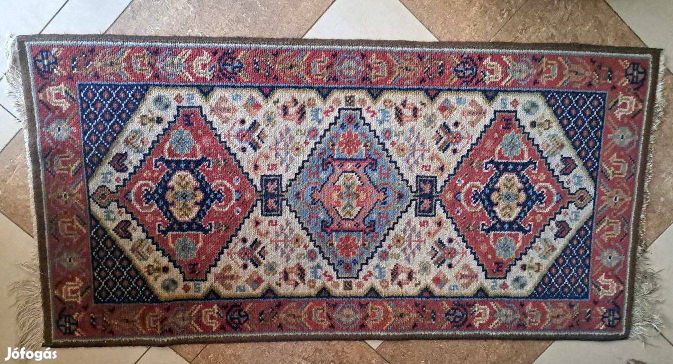 Régi gemetrikus iráni szőnyeg,. Mérete 135x68 cm