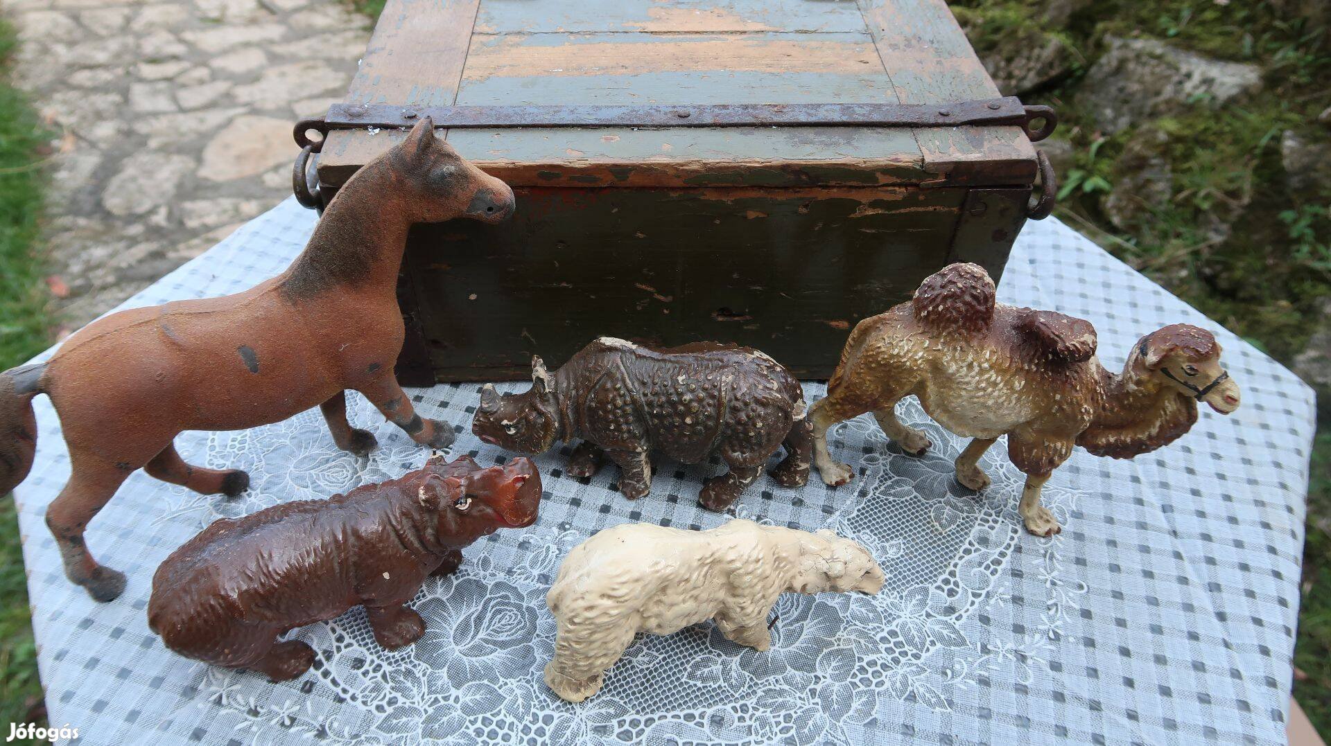 Régi gyerekjáték állatfigurák festett gipszszből