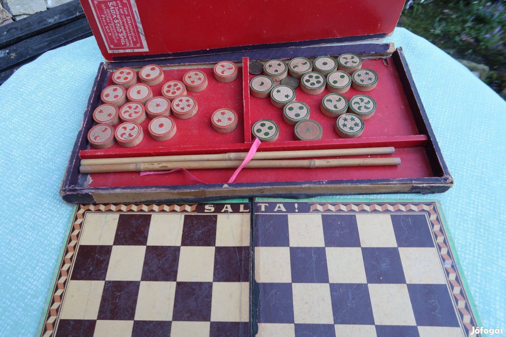 Régi gyerekjáték malom-korongokkal