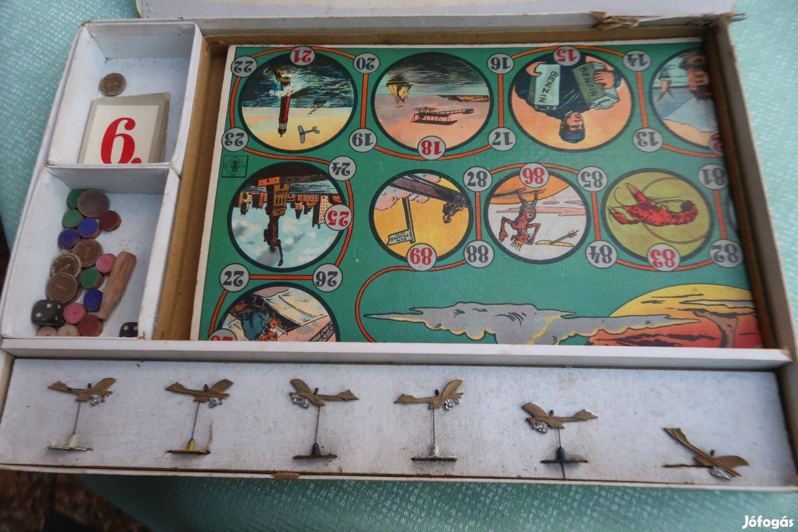 Régi gyerekjáték társasjáték- repűlővel a holdra