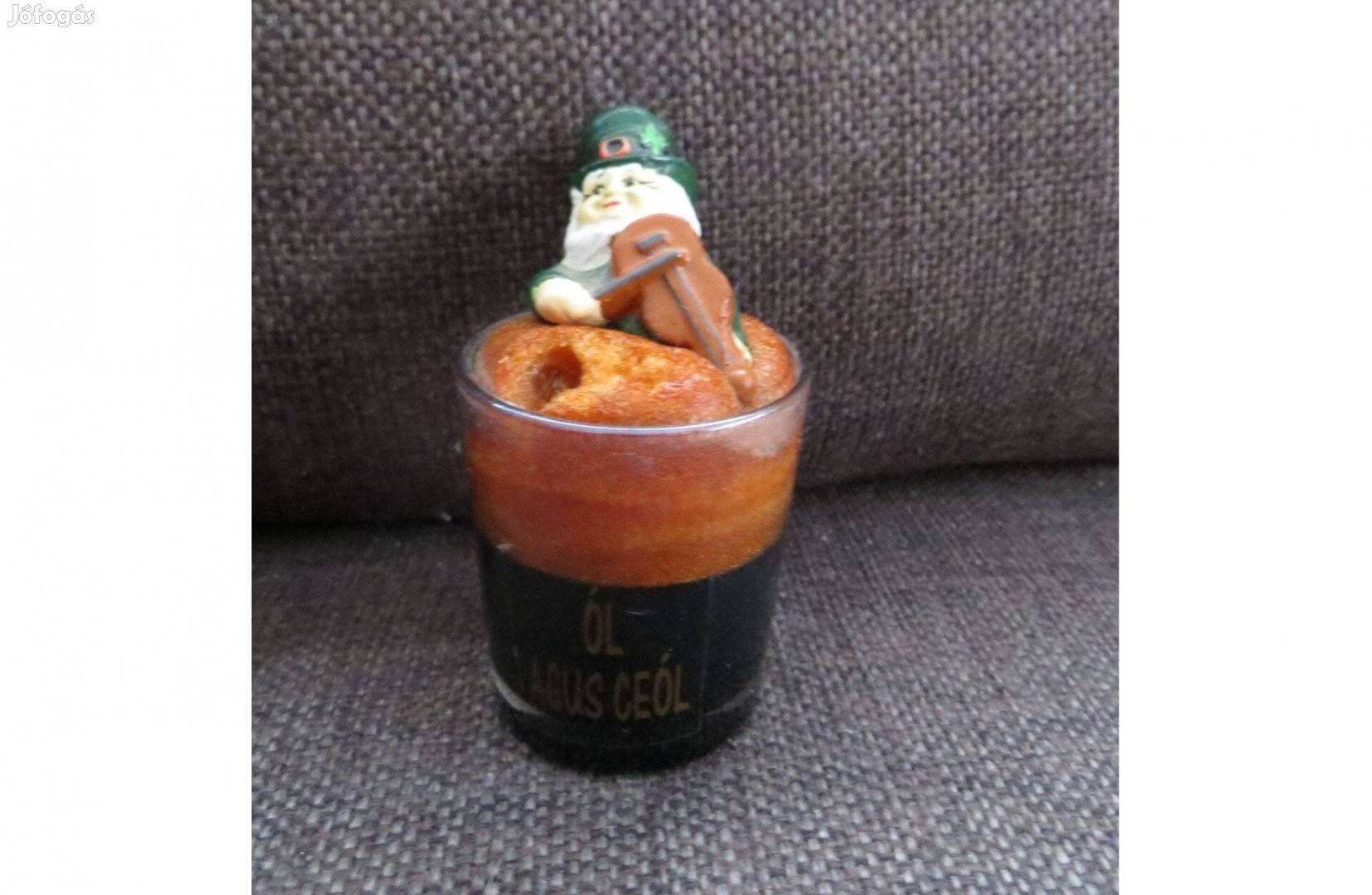 Régi hegedülő manó a zöld kalapban üveg pohárban 8 cm