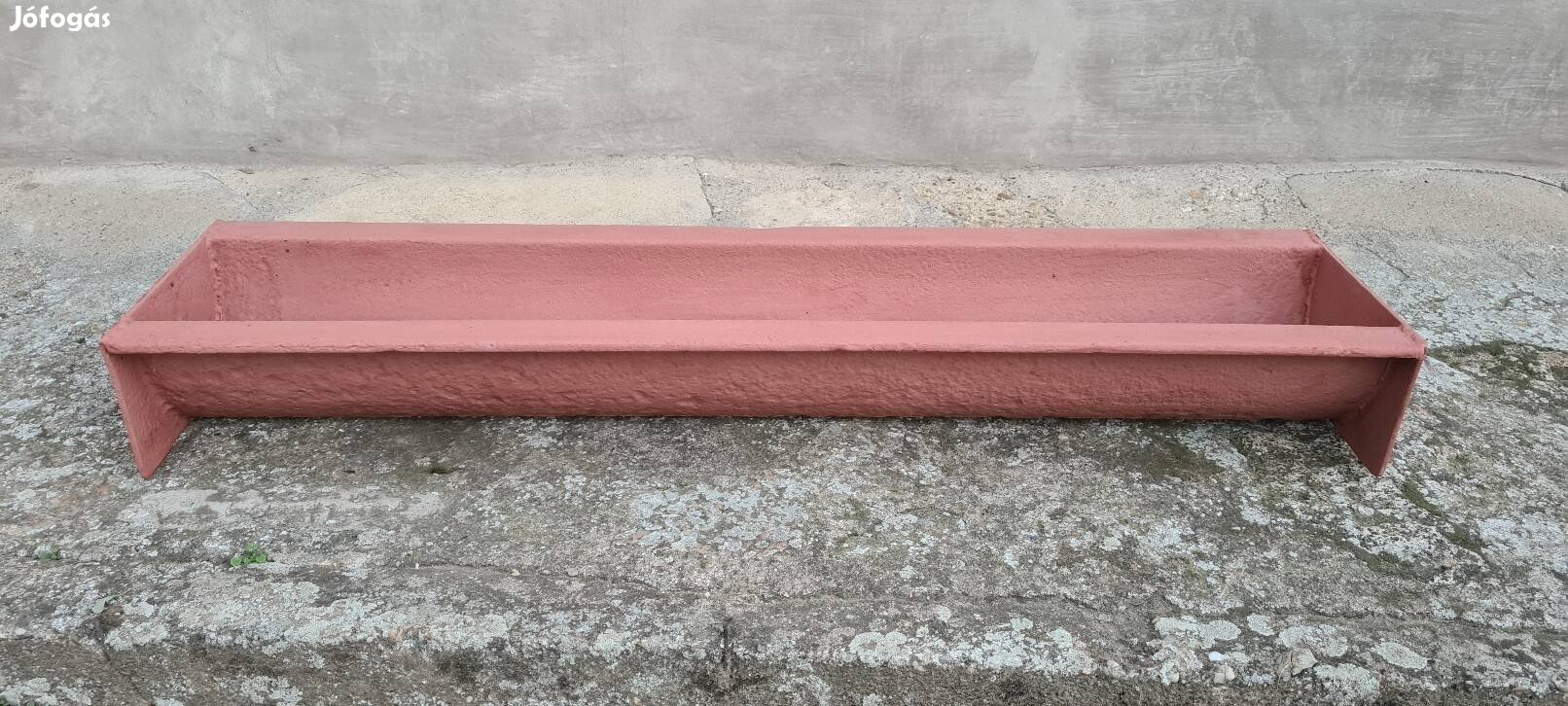 Régi ipari gyártású közepes méretű etető - itató vályú.