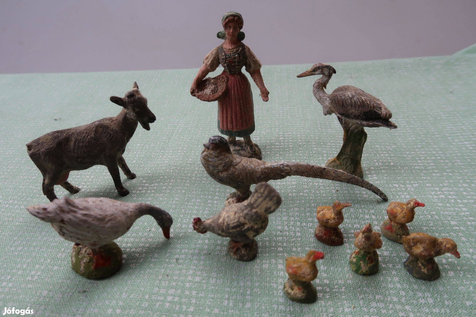 Régi játék festett gipszfigurák-kislány baromfiudvarban