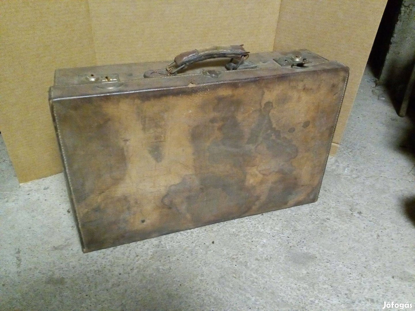 Régi kemény falú bőrönd 553515 cm