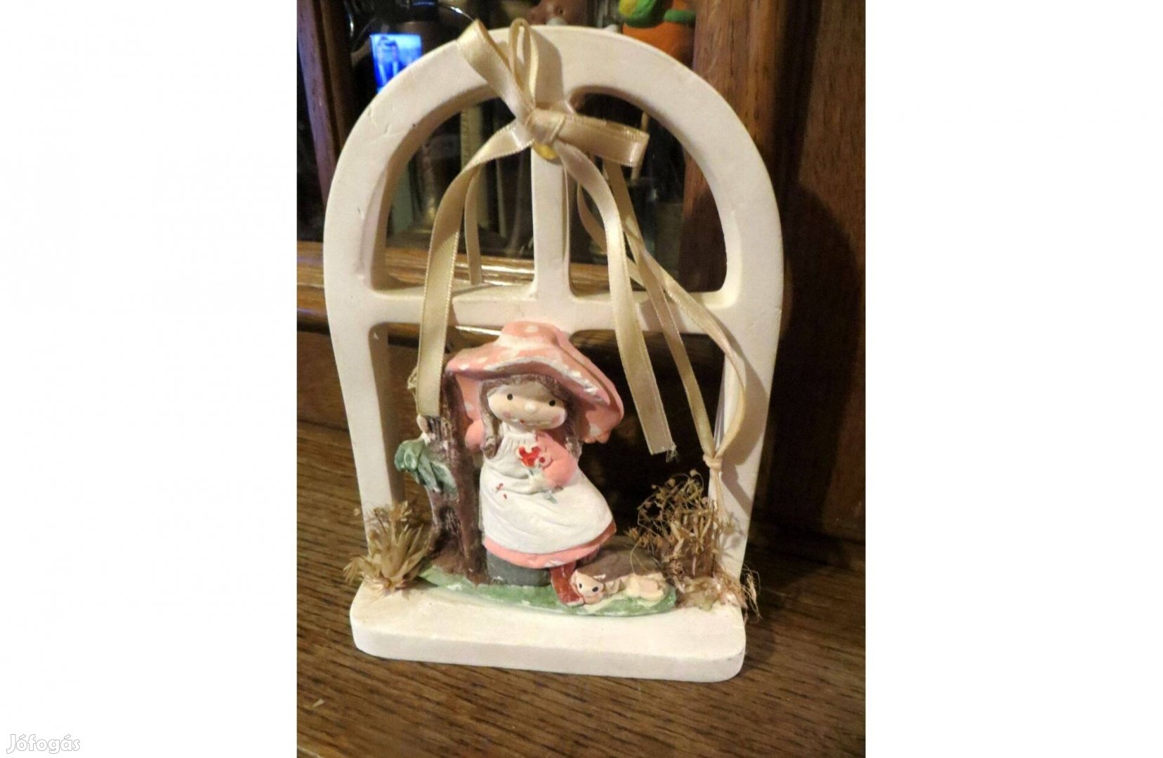 Régi kerámiafigura kislány ablakkeretben 16,5 x 12 cm