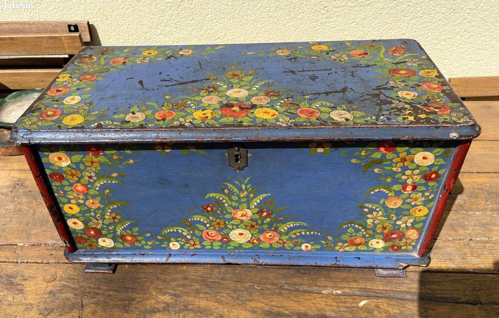 Régi kézzel festett virágmintás rusztikus népi kis láda