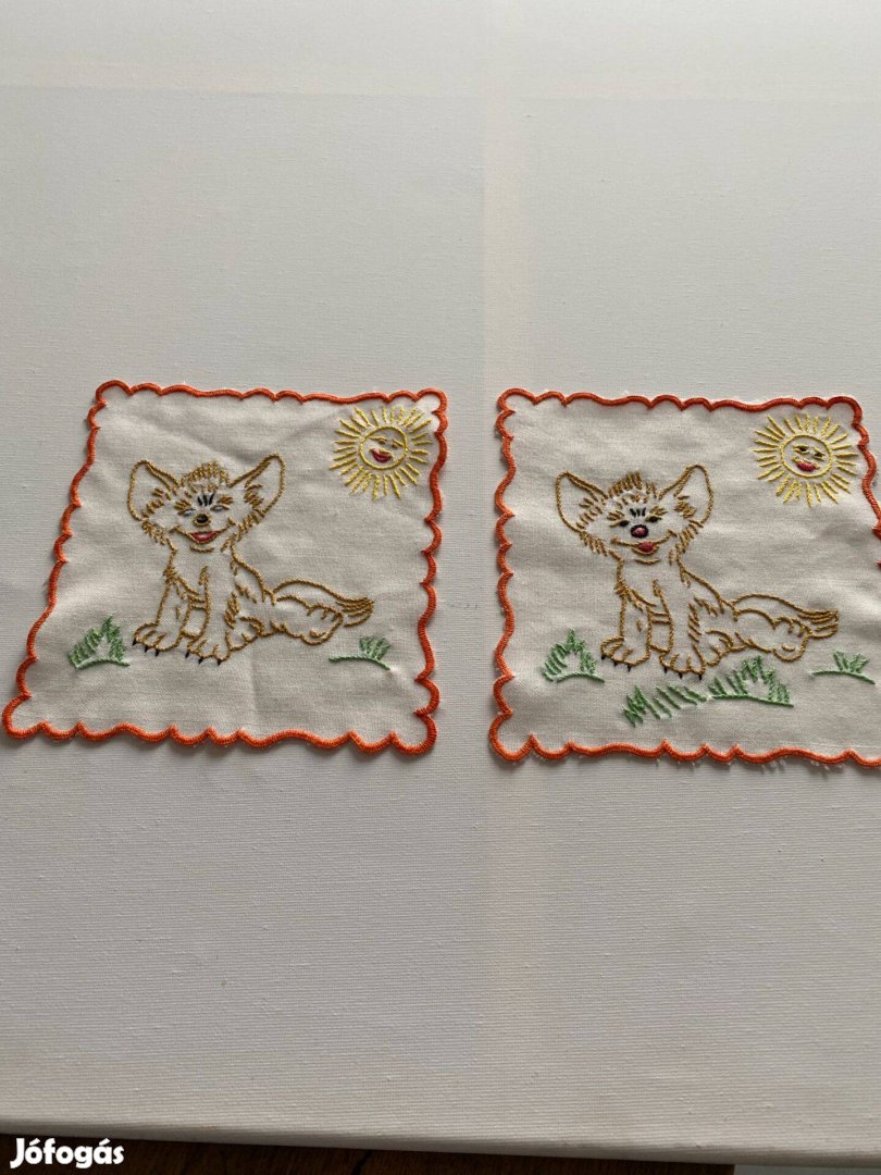 Régi kézzel hímzett 2 db rókás kis terítő