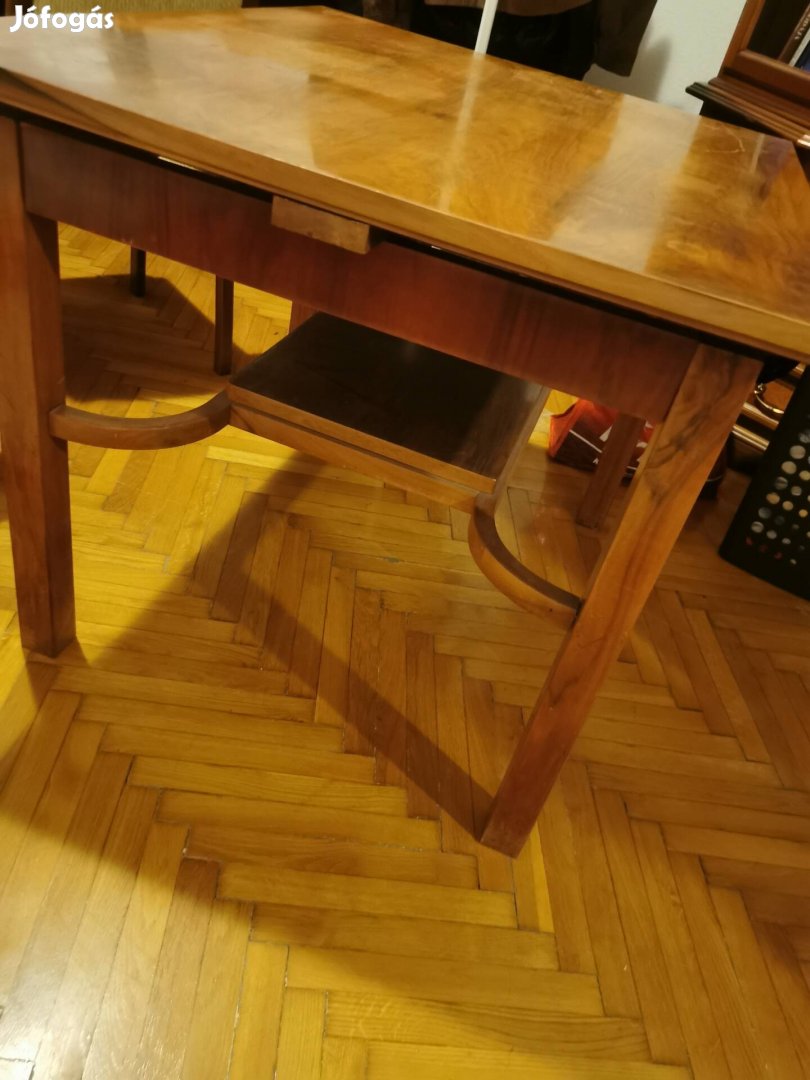 Régi kihúzható asztal székekkel