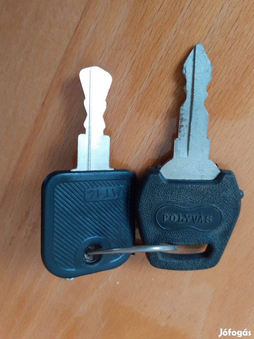 Régi kis Polszki indító sluszkulcs és csomagtartó kulcs