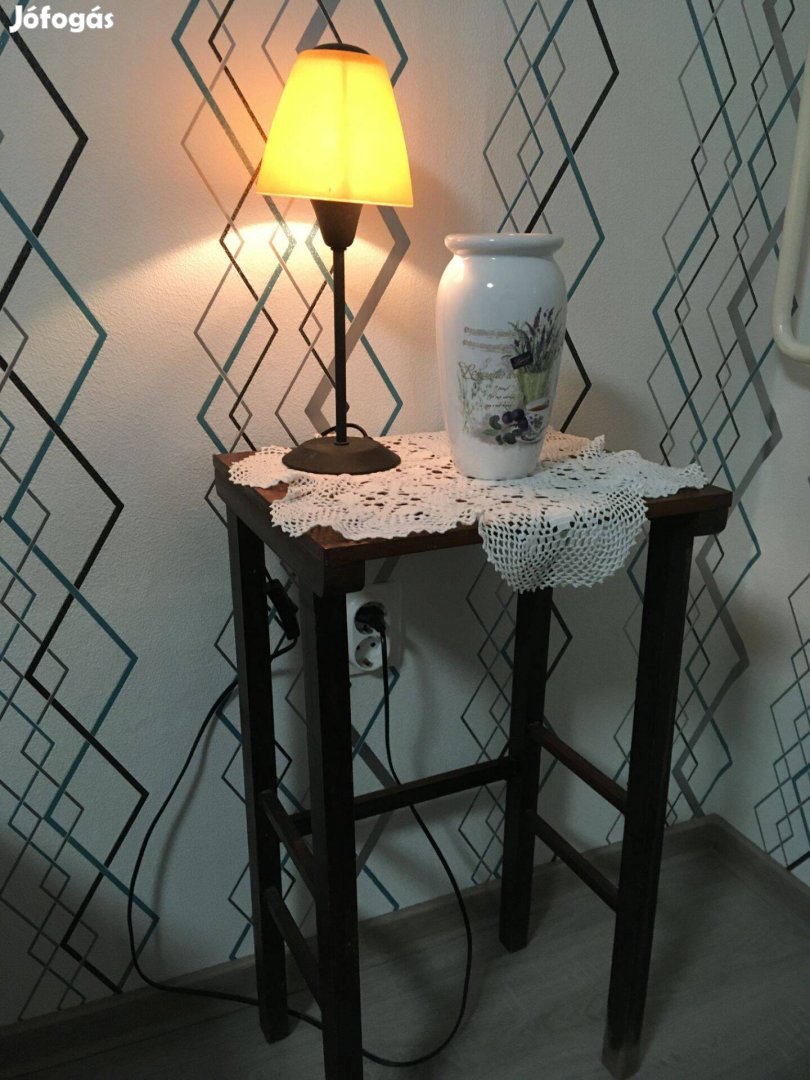 Régi kisméretű antik asztal eladó jelképes áron