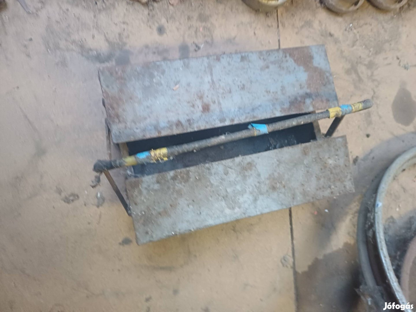 Régi kisméretü szerszámos láda.