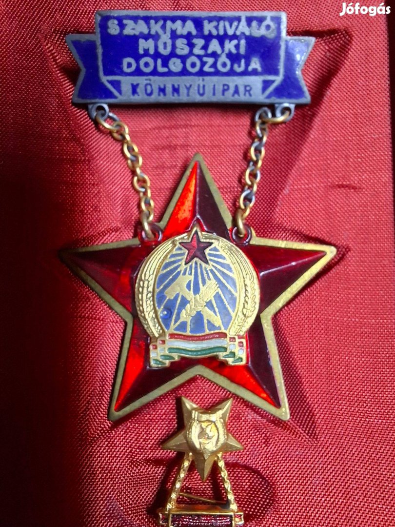 Régi kitüntetések dobozban