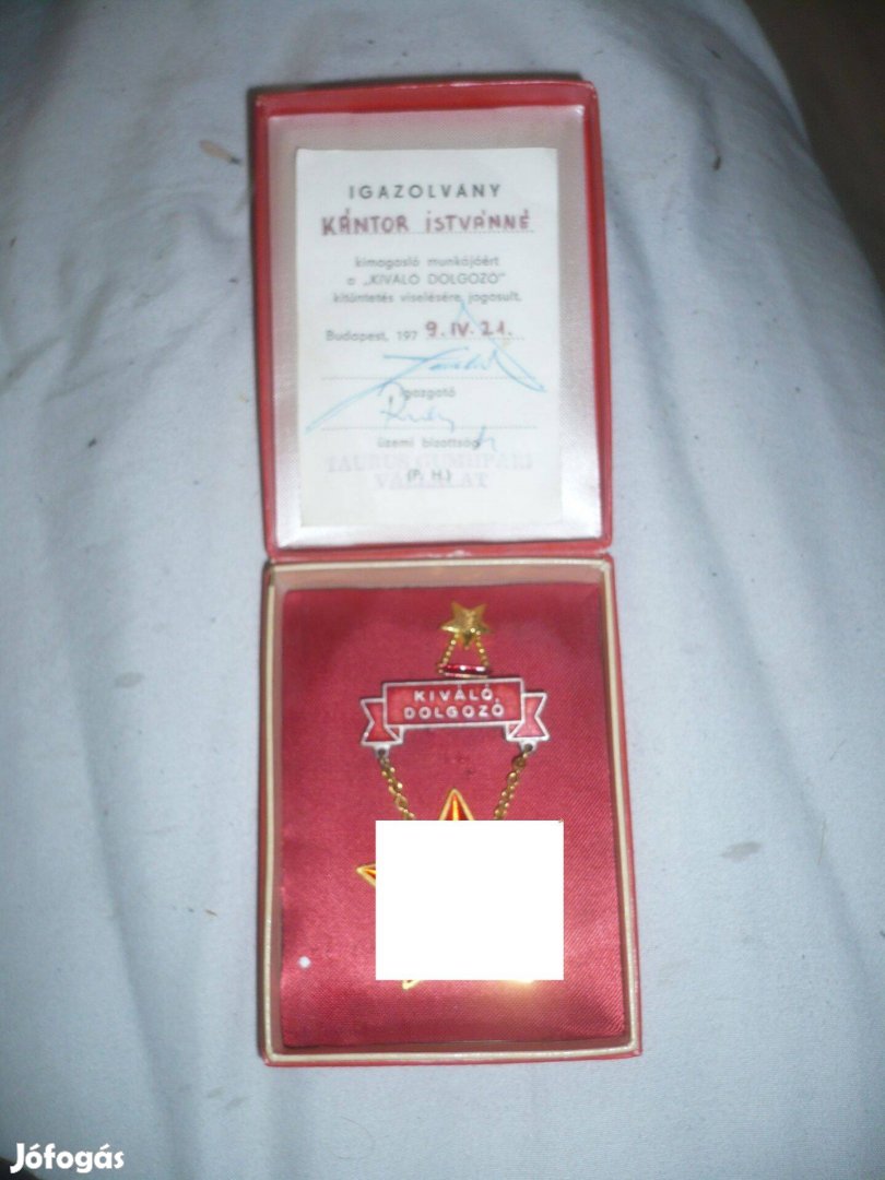 Régi kiváló dolgozó kitüntetés dobozában papírral kádár kor