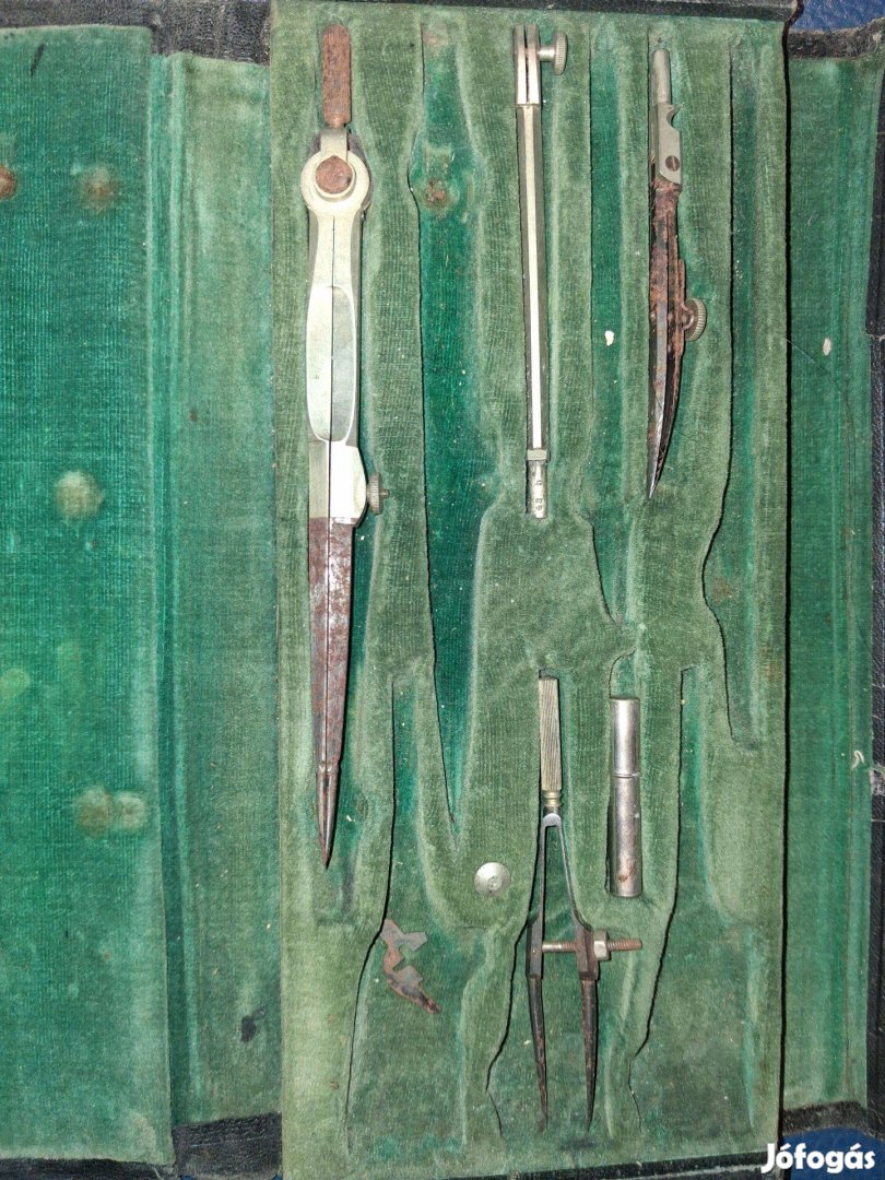 Régi körzőkészlet romos állapotban