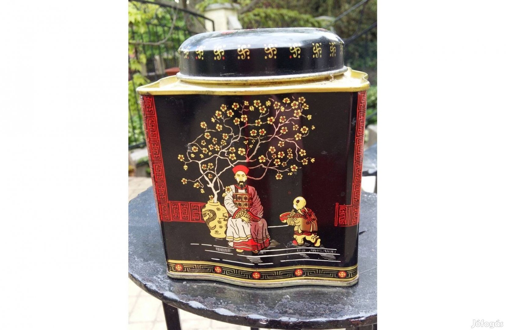 Régi különleges formájú festett fém kínai teásdoboz