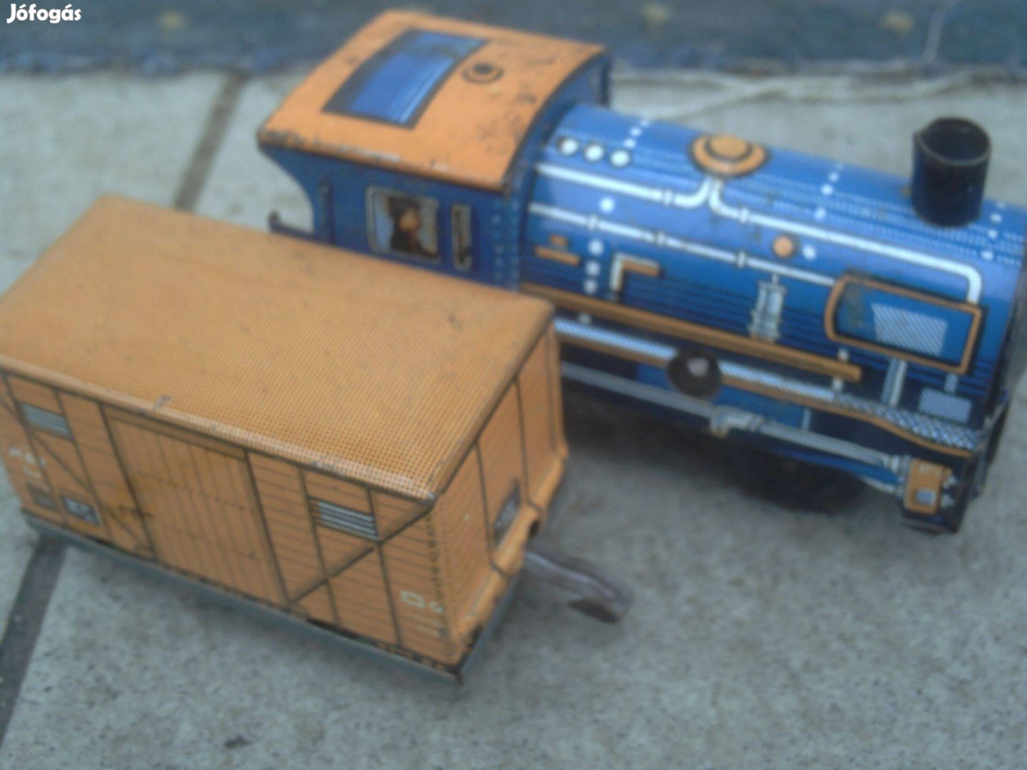 Régi lemez mozdony és vagon egyben