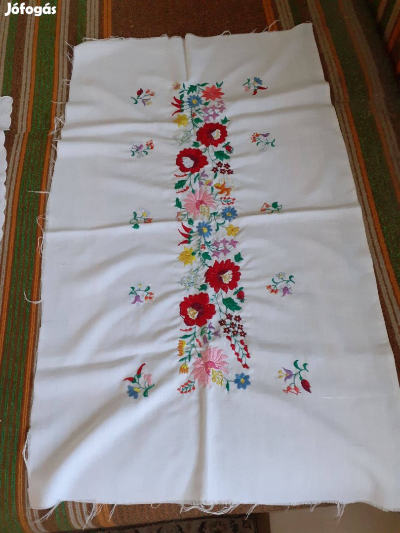 Régi lenvászon gazdagon hímzett asztali futó terítő hibátlan
