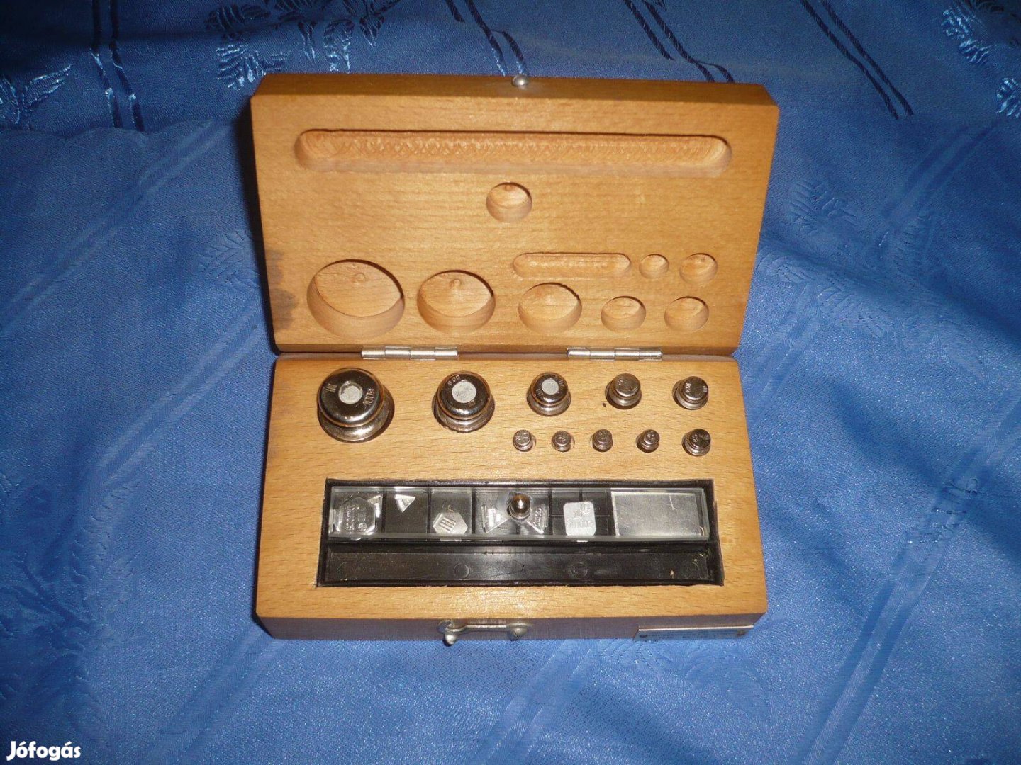 Régi mérleg súlykészlet dobozában