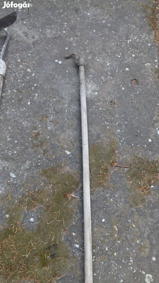 Régi mezőgazdasági szerszám két különböző szalmabála lehúzó vas