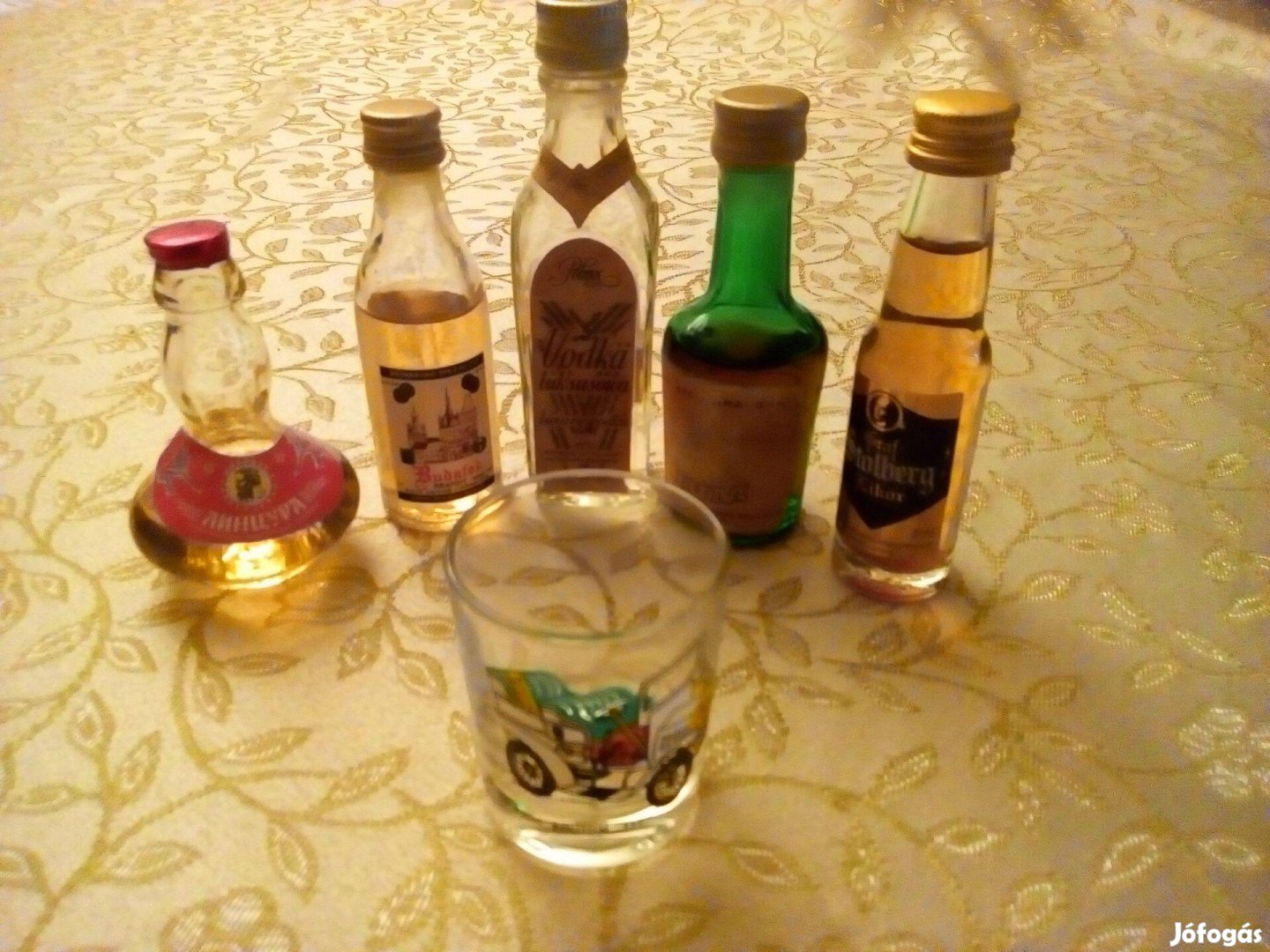 Régi mini szeszes üvegek ajándék pohár