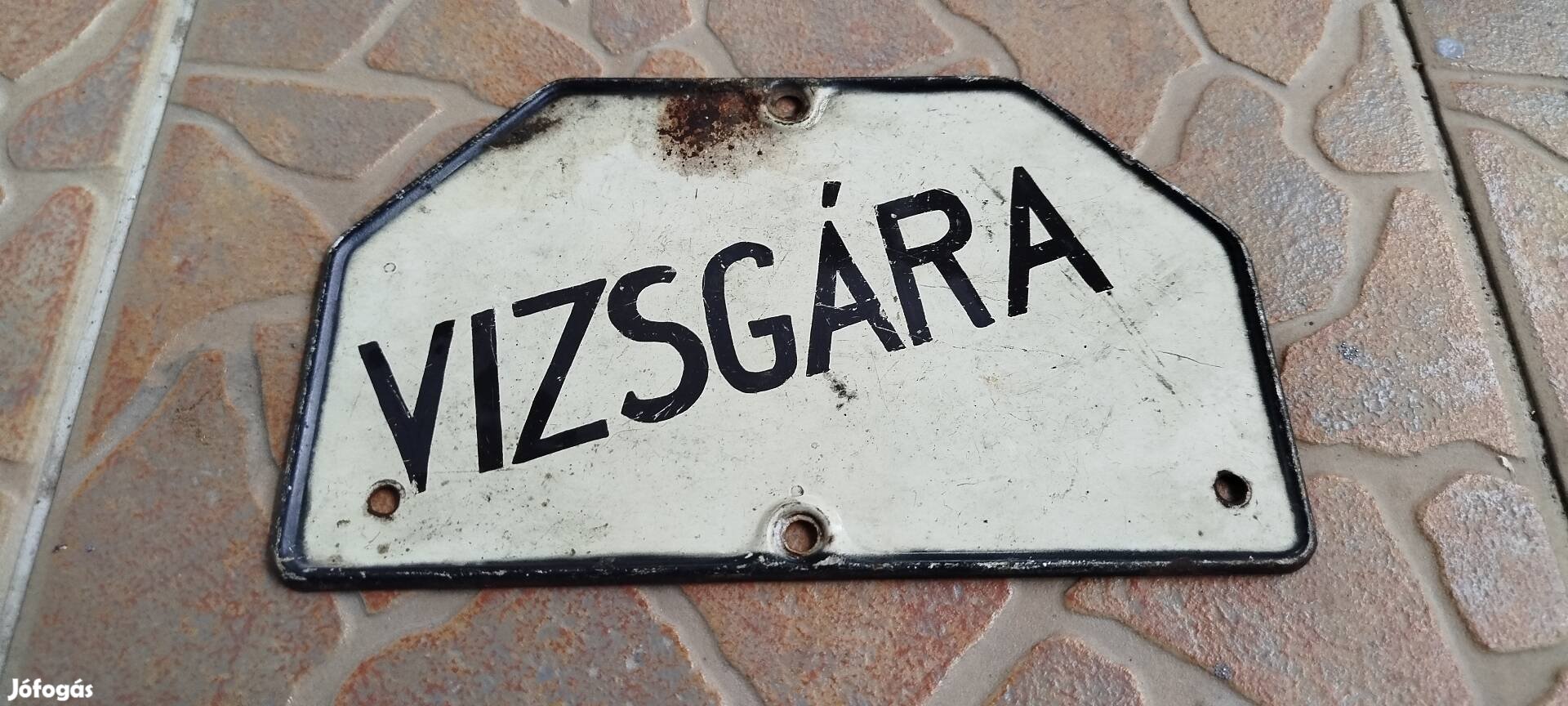 Régi motor vizsgára menő tábla.