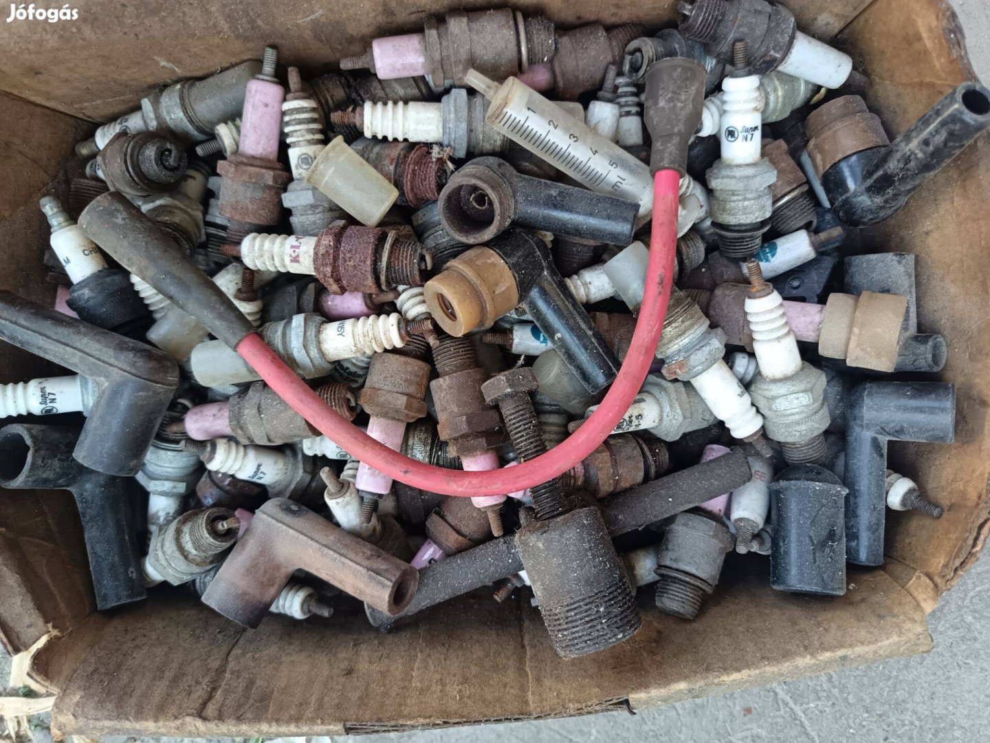 Régi motorkerékpár gyertyapipák és gyertyák