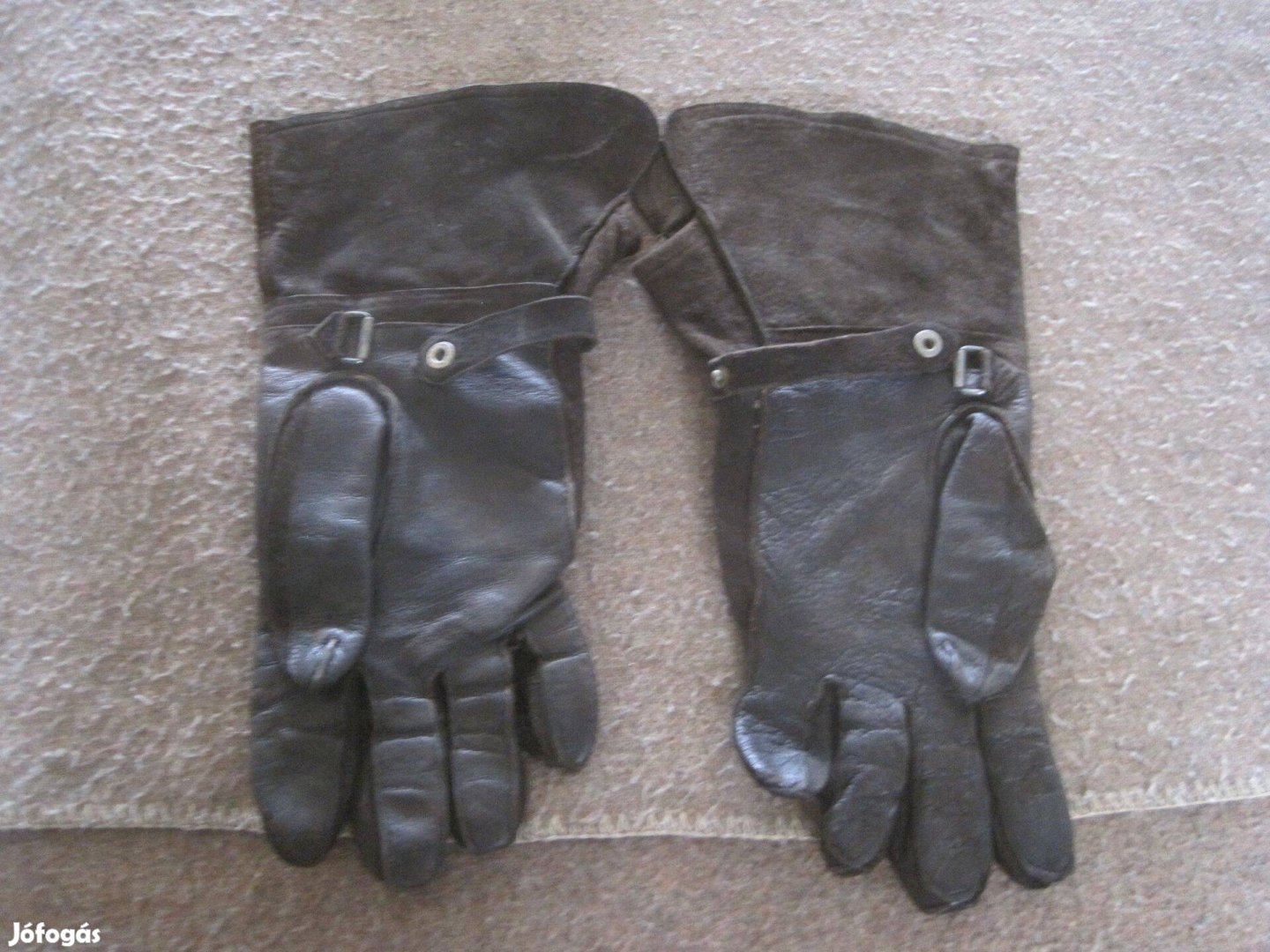 Régi motoros bőrkesztyű veterán motorkerékpárhoz