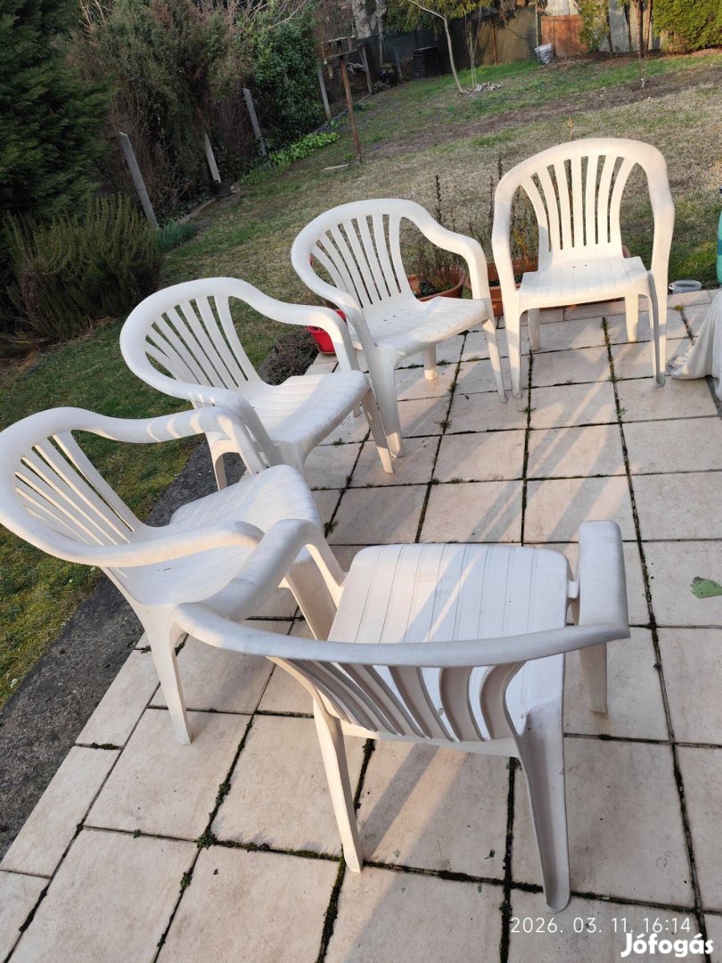 Régi műanyag kerti bútor