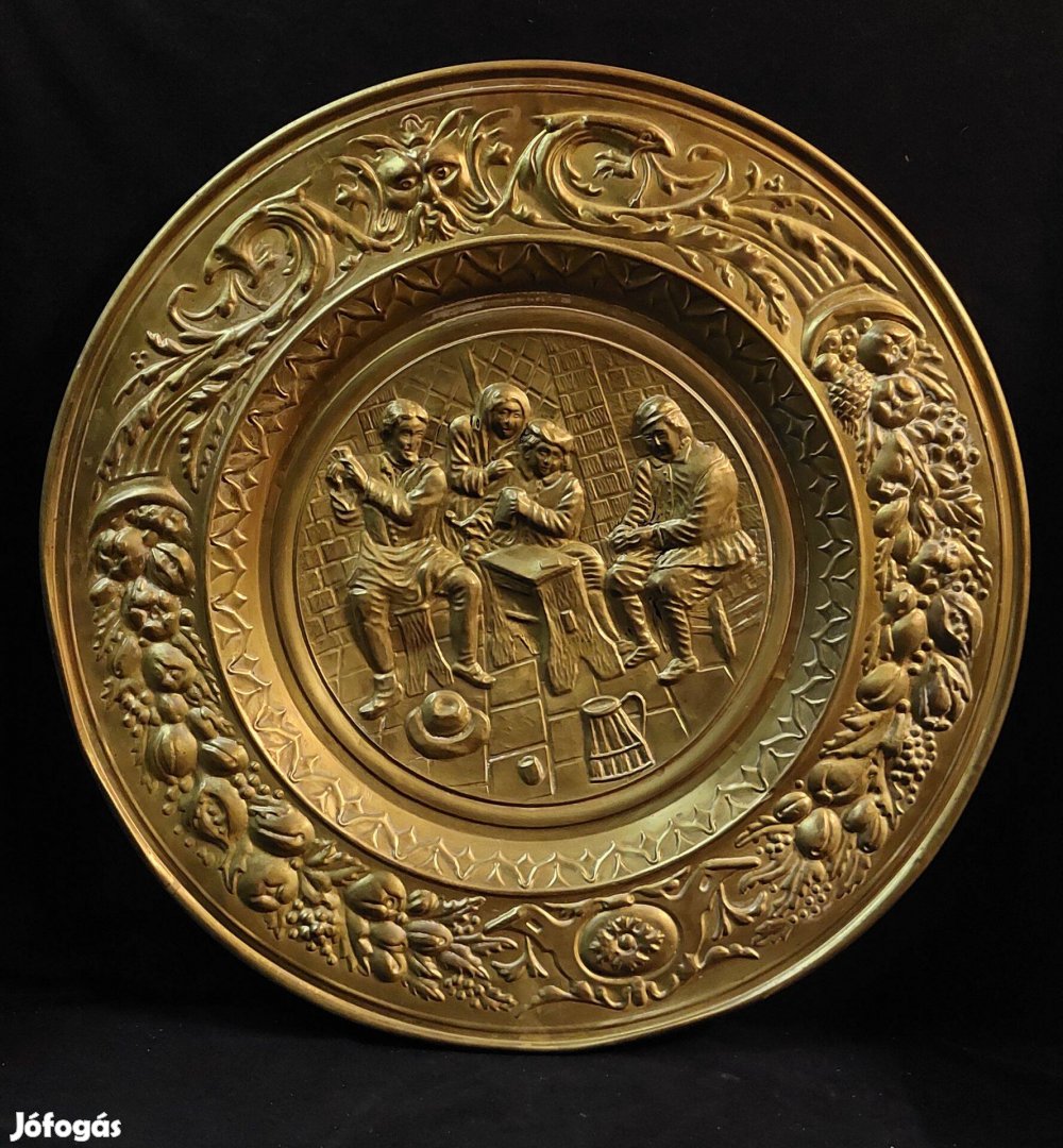 Régi nagy réz falitál mulató alakok