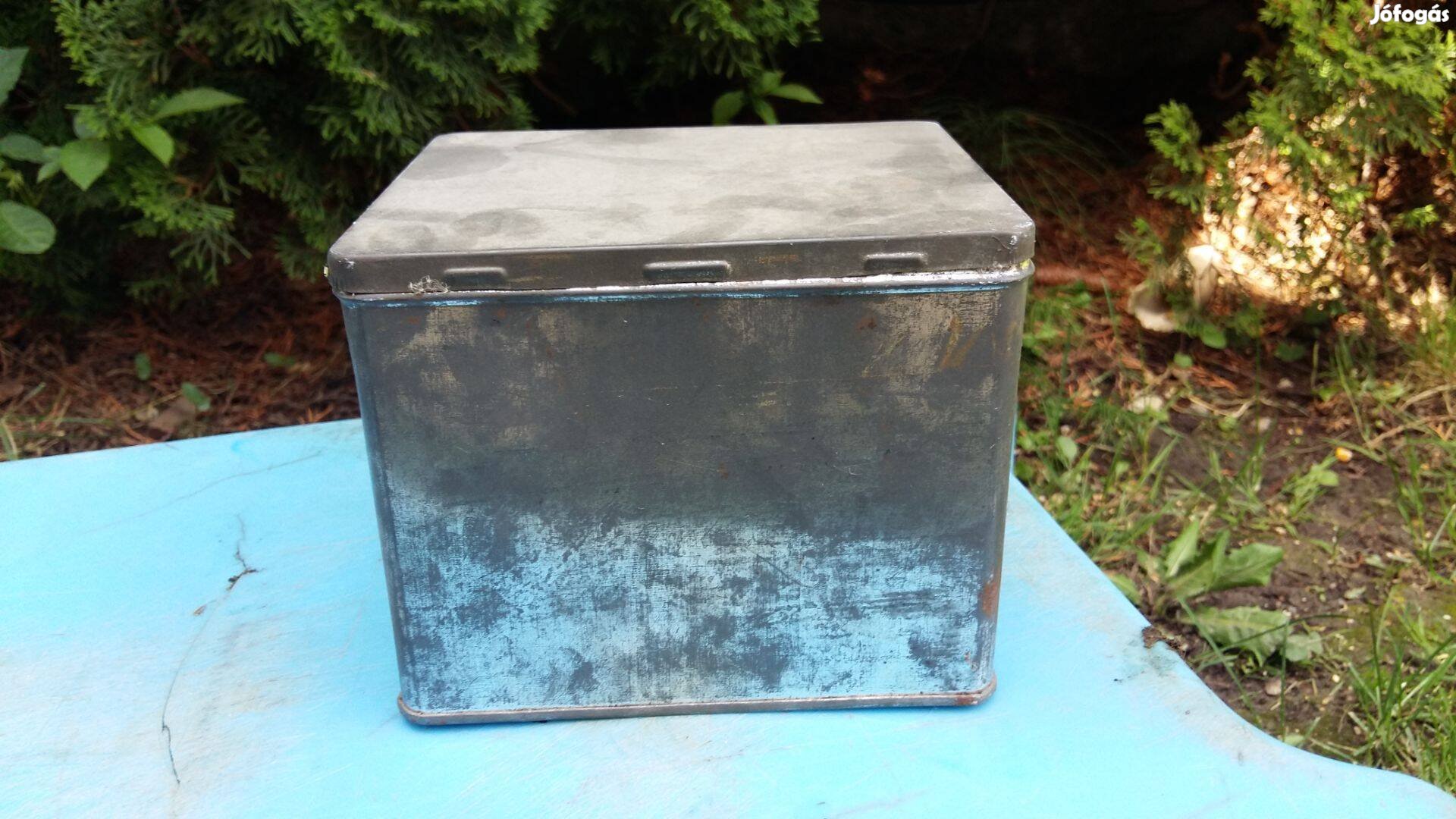 Régi nagyméretű bádogdoboz