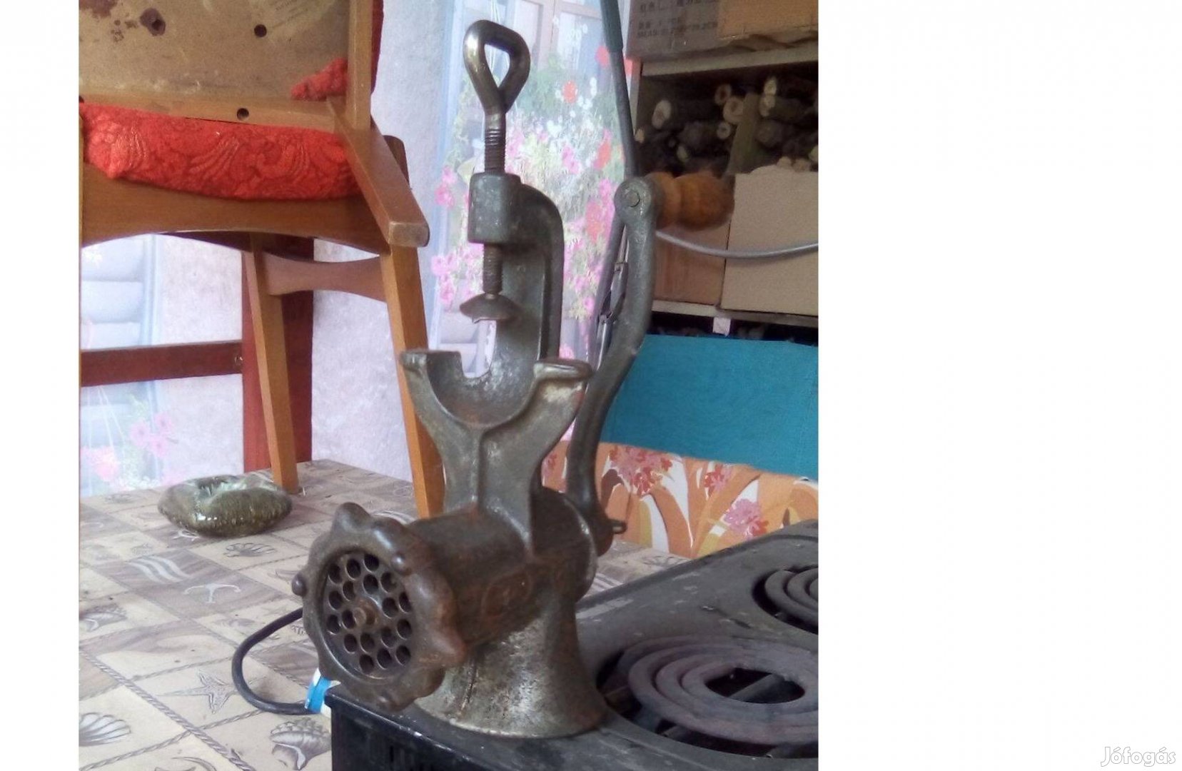 Régi nehéz húsdaráló, gyűjtőnek többhelyen rozsdás, de