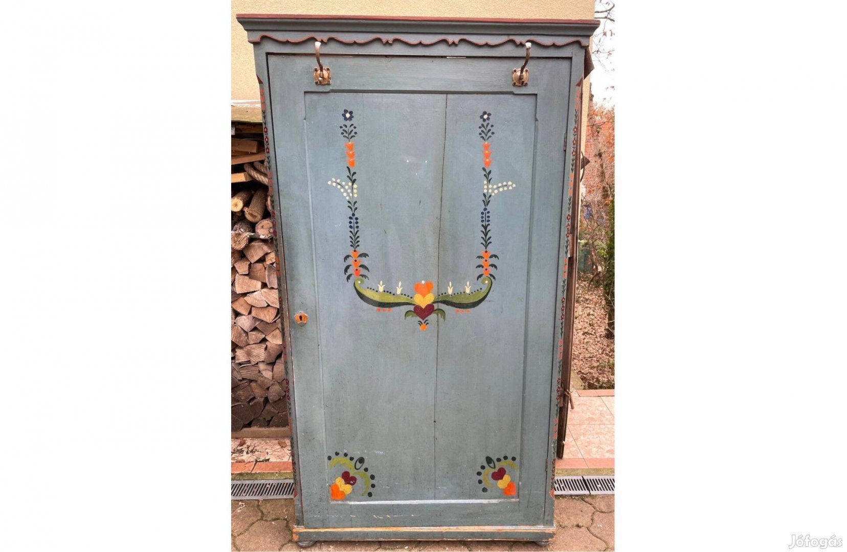 Régi népi festett előszoba szekrény előszoba fal paraszti