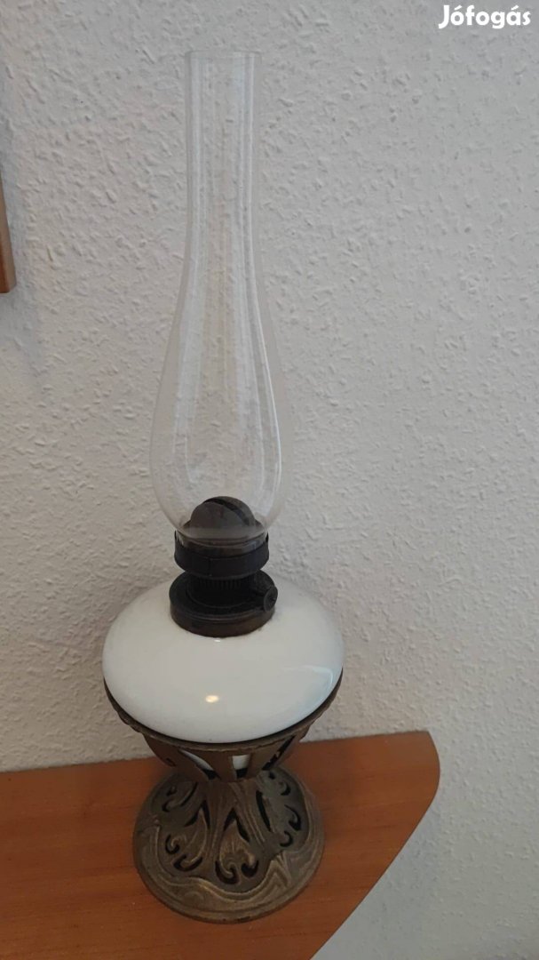 Régi öntött fém petróleum lámpa Tej üveg kerámia tartály