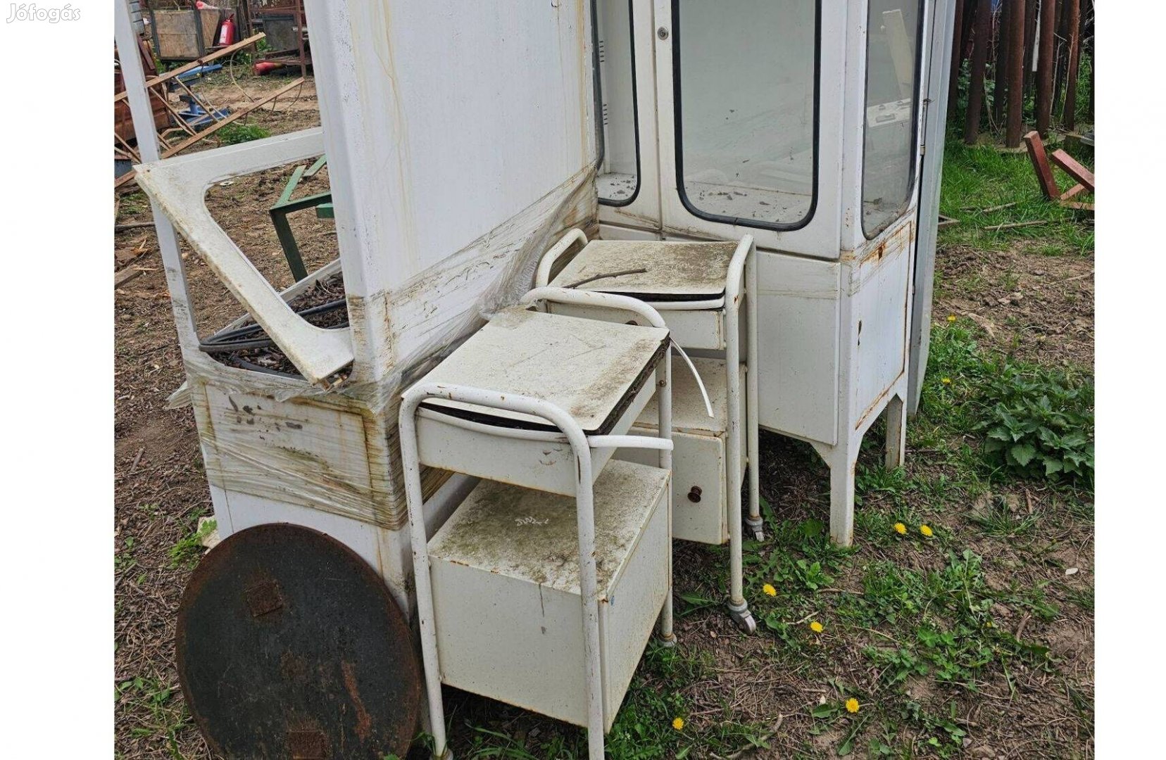 Régi öreg retro orvosi korházi szekrény butor