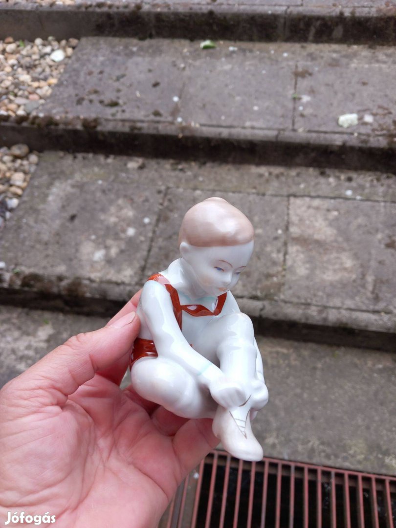 Régi porcelán nipp cipőt fűző fiú Aquincum