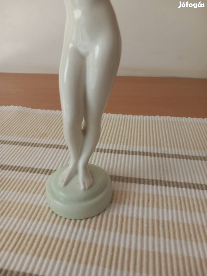 Régi porcelán női akt szobor
