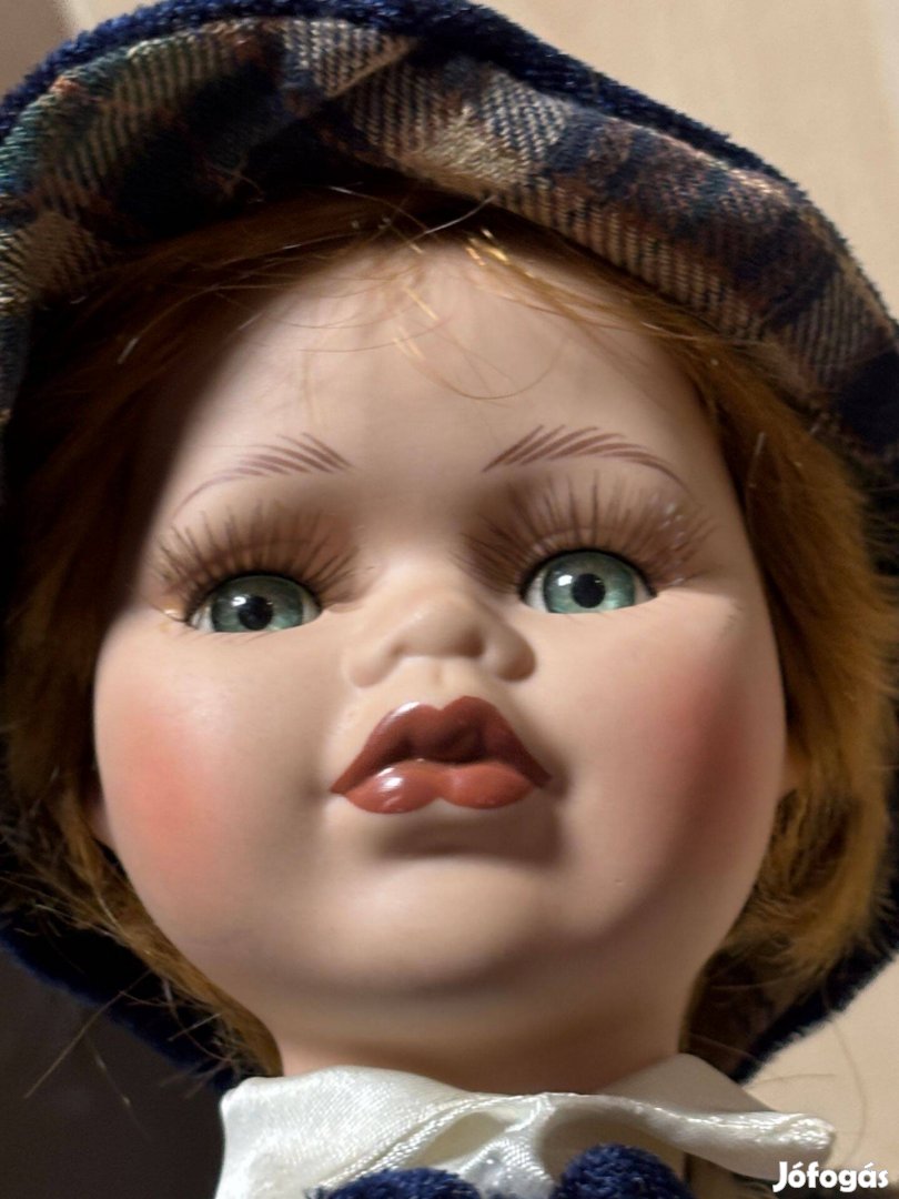 Régi porcelánbaba
