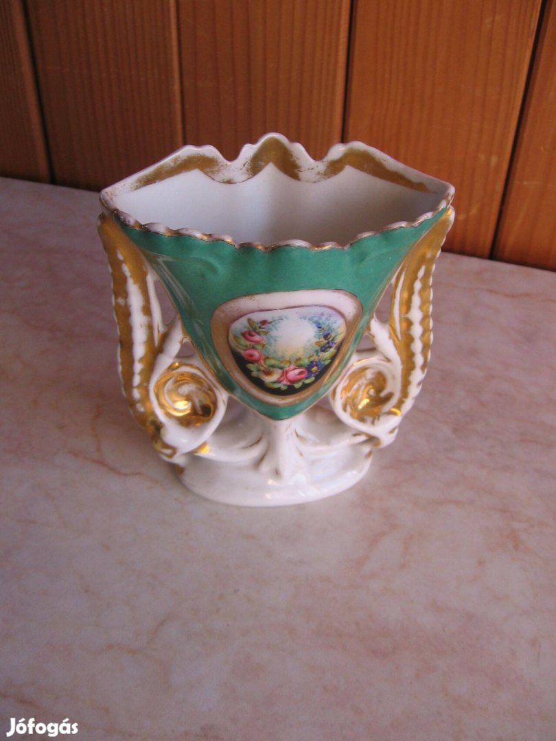 Régi porcelánváza virágdíszítéssel, vitrintárgy