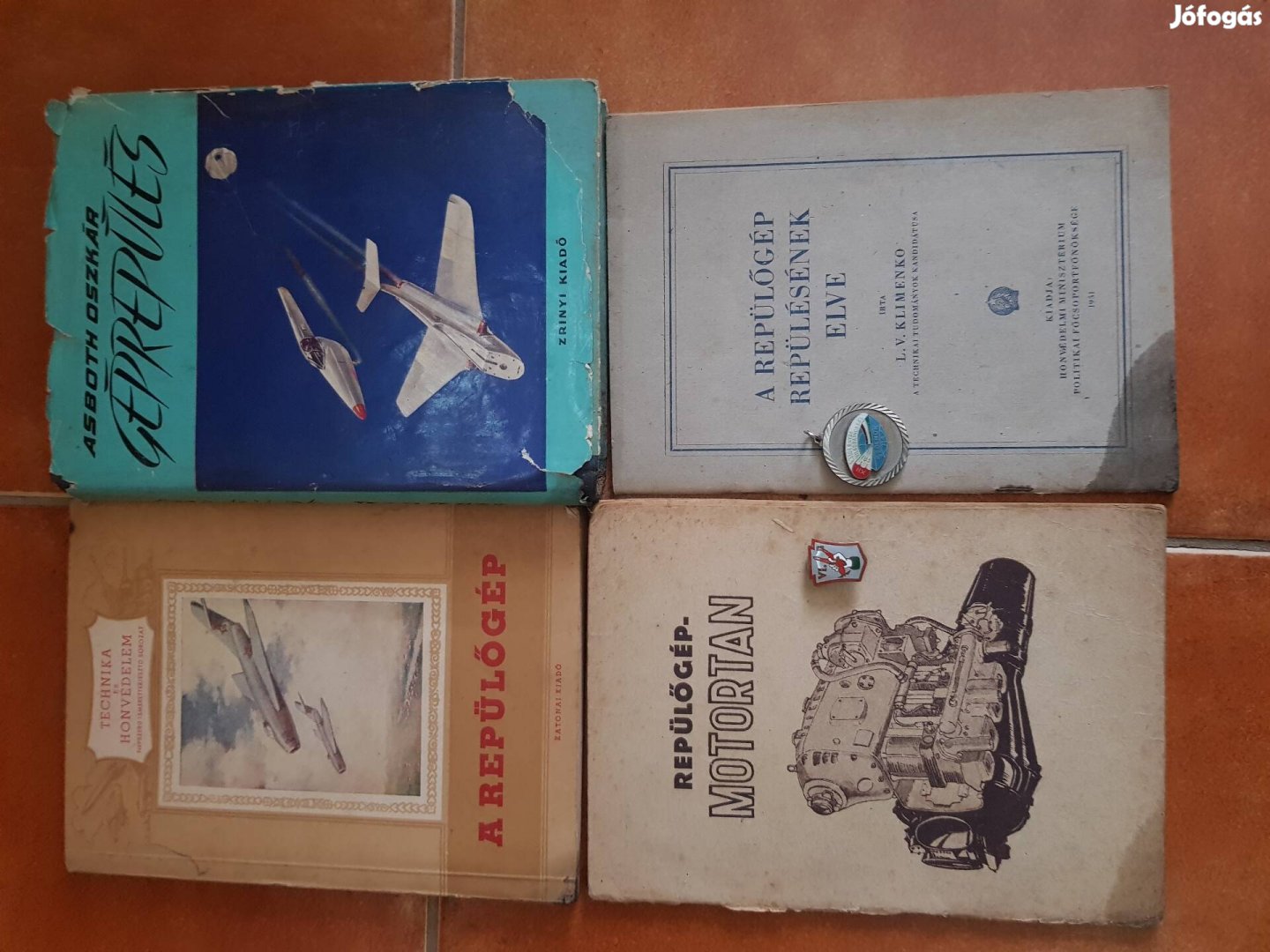 Régi repülős szakkönyvek, kitűzők